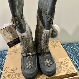 Manitobah Mukluks Gray Fur-Trimmed Embroidered Women's Suede Vibram Boots